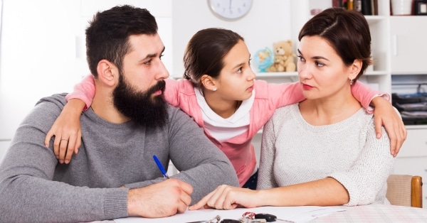 הורים גרושים עם בתם